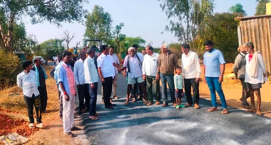 <div class="paragraphs"><p>ಶಿಡ್ಲಘಟ್ಟ ತಾಲ್ಲೂಕು ನಾರಾಯಣದಾಸರಹಳ್ಳಿಗೆ ಸಂಪರ್ಕ ರಸ್ತೆಯ ಡಾಂಬರೀಕರಣ ಕಾಮಗಾರಿಯನ್ನು ಗ್ರಾಮಸ್ಥರ ಜತೆಗೂಡಿ ಶಾಸಕ ಬಿ.ಎನ್.ರವಿಕುಮಾರ್ ವೀಕ್ಷಿಸಿದರು</p></div>