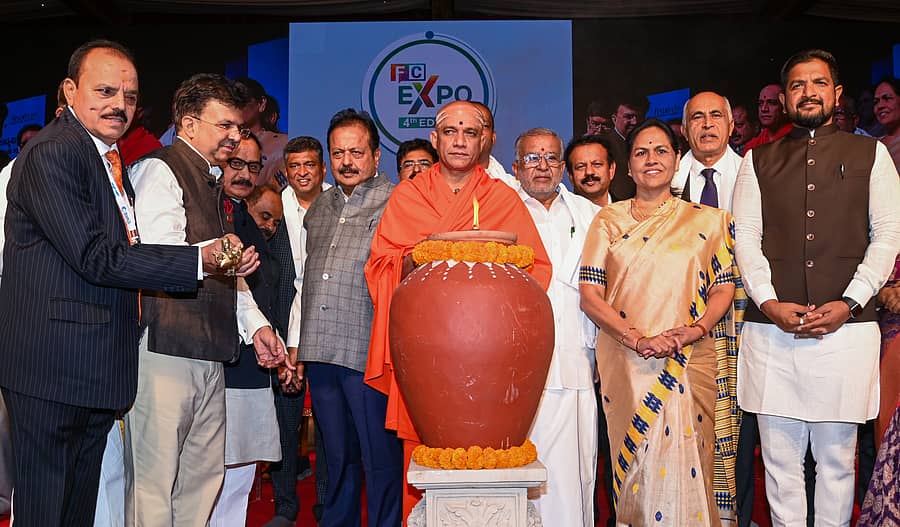 ನಗರದ ಅರಮನೆ ಮೈದಾನದಲ್ಲಿ ನಡೆದ ‘ಫಸ್ಟ್ ಸರ್ಕಲ್ ಉದ್ಯಮಿ ಒಕ್ಕಲಿಗ ಎಕ್ಸ್‌ಪೊ–2026’ಕ್ಕೆ ಆದಿಚುಂಚನಗಿರಿ ಮಠದ ನಿರ್ಮಲಾನಂದನಾಥ ಸ್ವಾಮೀಜಿ ಚಾಲನೆ ನೀಡಿದರು. ಕಾರ್ಯಕ್ರಮದಲ್ಲಿ ಡಿ. ಮುನಿರಾಜು, ಜಯರಾಮ್ ರಾಯಪುರ, ಎನ್‌. ಚಲುವರಾಯಸ್ವಾಮಿ, , ಜಿ.ಟಿ. ದೇವೇಗೌಡ, ಶೋಭಾ ಕರಂದ್ಲಾಜೆ,  ಶರತ್ ಬಚ್ಚೇಗೌಡ ಪಾಲ್ಗೊಂಡಿದ್ದರು
ಪ್ರಜಾವಾಣಿ ಚಿತ್ರ