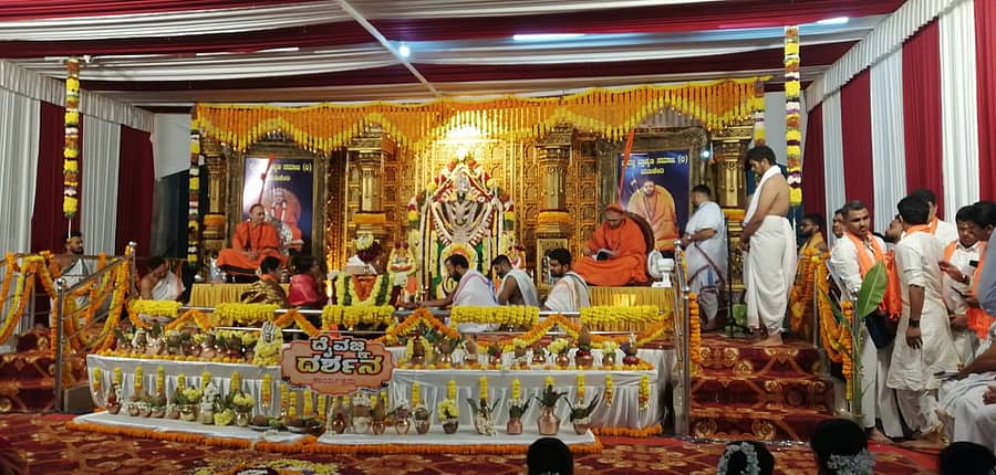 ಮಡಿಕೇರಿಯ ಚೌಡೇಶ್ವರಿ ಕಲ್ಯಾಣ ಮಂಟಪದಲ್ಲಿ ನಡೆದ ದೈವಜ್ಞ ದರ್ಶನ ಕಾರ್ಯಕ್ರಮ ಉದ್ಘಾಟಿಸಿದ ಹೊನ್ನಾವರದ ಶಂಕರಾಚಾರ್ಯ ಸಂಸ್ಥಾನ ದೈವಜ್ಞ ಬ್ರಾಹ್ಮಣ ಸಭಾ ಪೀಠಾಧಿಪತಿ ಸಚ್ಚಿದಾನಂದ ಭಾರತಿ ಸ್ವಾಮೀಜಿ ಮಾತನಾಡಿದರು. ಕಿರಿಯ ಸ್ವಾಮೀಜಿ ಸುಜ್ಞಾನೇಶ್ವರ ಭಾರತಿ ಸ್ವಾಮೀಜಿ ಭಾಗವಹಿಸಿದ್ದರು.