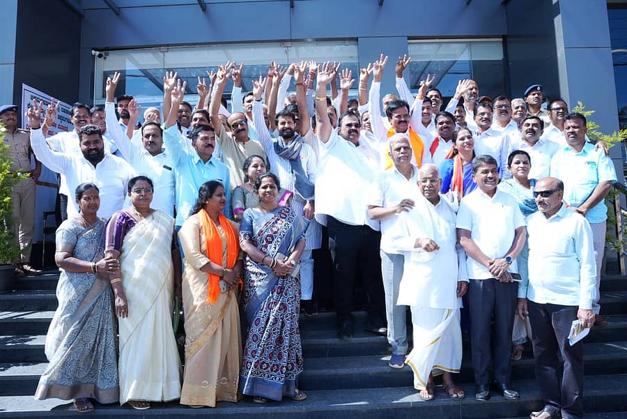 ಚಿಕ್ಕಮಗಳೂರಿನ ಡಿಸಿಸಿ ಬ್ಯಾಂಕ್ ಕಚೇರಿಯಲ್ಲಿ ನಾಮಪತ್ರ ಸಲ್ಲಿಸಿ ಹೊರ ಬಂದ ಬಿಜೆಪಿ ಮುಖಂಡರು, ಕಾರ್ಯಕರ್ತರತ್ತ ವಿಜಯದ ಸಂಕೇತ ತೋರಿಸಿದರು