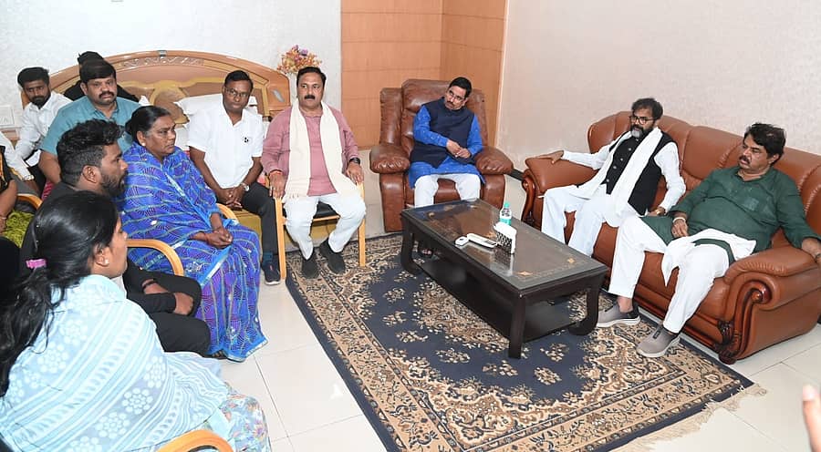 <div class="paragraphs"><p>ಹುಬ್ಬಳ್ಳಿಯ ಪ್ರವಾಸಿ ಮಂದಿರದಲ್ಲಿ ಶುಕ್ರವಾರ ಬಿಜೆಪಿ ನಾಯಕರು ಸುಜಾತಾ ಹಂಡಿ ಕುಟುಂಬದವರ ಜೊತೆ ಸಮಾಲೊಚನೆ ನಡೆಸಿದರು. </p></div>