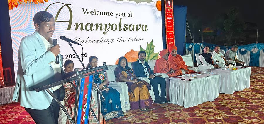 ಹಾವೇರಿಯ ಕಾಗಿನೆಲೆ ರಸ್ತೆಯಲ್ಲಿರುವ ಅನನ್ಯಾ ಇಂಟರ್‌ನ್ಯಾಷನಲ್ ಸ್ಕೂಲ್‌ನಲ್ಲಿ ಶುಕ್ರವಾರ ಹಮ್ಮಿಕೊಂಡಿದ್ದ ‘ಅನನ್ಯೋತ್ಸವ 2026– 12ನೇ ವಾರ್ಷಿಕೋತ್ಸವ’ ಸಮಾರಂಭದಲ್ಲಿ ಜಿಲ್ಲಾಧಿಕಾರಿ ವಿಜಯ ಮಹಾಂತೇಶ ದಾನಮ್ಮನವರ ಮಾತನಾಡಿದರು