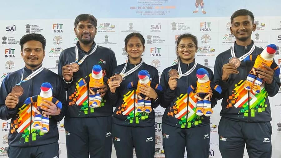 <div class="paragraphs"><p>ಡಿಯುನಲ್ಲಿ ನಡೆಯುತ್ತಿರುವ ಖೇಲೊ ಇಂಡಿಯಾ ಬೀಚ್‌ ಗೇಮ್ಸ್‌ನಲ್ಲಿ ಪದಕ ಗೆದ್ದ ಕರ್ನಾಟಕದ ಪೆಂಕಾಕ್‌ ಸಿಲಾಟ್‌ ಪುರುಷರ ಮತ್ತು ಮಹಿಳೆಯರ ತಂಡ. ಎಡದಿಂದ. ಹರ್ಷಿತ್‌, ಆಕಾಶ್‌, ರಿಷಿತಾ, ದೇಚಮ್ಮ ಮತ್ತು&nbsp;ಮನೋಜ್‌ಕುಮಾರ್‌,&nbsp;</p></div>