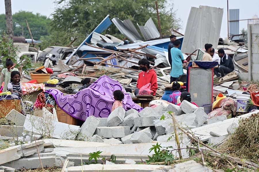 ಥಣಿಸಂದ್ರದಲ್ಲಿ ಅಕ್ರಮ ಮನೆಗಳನ್ನು ನೆಲಸಮಗೊಳಿಸಿದ್ದು, ಆವಶೇಷಗಳಡಿ ಗೃಹೋಪಯೋಗಿ ವಸ್ತುಗಳಿಗೆ ಹುಡುಕಾಟ ನಡೆಸಿದ ಸಂತ್ರಸ್ತರು. ಪ್ರಜಾವಾಣಿ ಚಿತ್ರ: ಬಿ.ಕೆ.ಜನಾರ್ದನ
