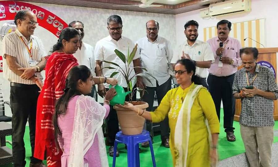 ರಾಯಚೂರಿನ ಜಿಲ್ಲಾ ಆರೋಗ್ಯ ಮತ್ತು ಕುಟುಂಬ ಕಲ್ಯಾಣ ಇಲಾಖೆಯ ಕೃಷ್ಣಾ ಸಭಾಂಗಣದಲ್ಲಿ ನಡೆದ ಎಚ್‌ಪಿವಿ ಲಸಿಕೆ ಕುರಿತ ತರಬೇತಿ ಕಾರ್ಯಾಗಾರಕ್ಕೆ ಜಿಲ್ಲಾ ಆರ್‌ಸಿಎಚ್ ಅಧಿಕಾರಿ ಡಾ.ನಂದಿತಾ ಎಂ.ಎನ್. ಚಾಲನೆ ನೀಡಿದರು