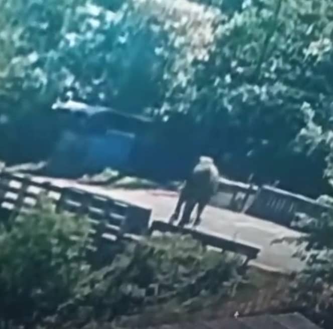 ನಾಪೋಕ್ಲುಸಮೀಪದ ಮರಂದೋಡ ಗ್ರಾಮದ ನಿಡುಮಂಡ ಸೇತುವೆಯ ಬಳಿ ಕಾಡಾನೆ ಓಡಾಡುತ್ತಿರುವ ದೃಶ್ಯ ಸಿ.ಸಿ. ಟಿ.ವಿ ಕ್ಯಾಮೆರಾದಲ್ಲಿ ದಾಖಲಾಗಿದೆ