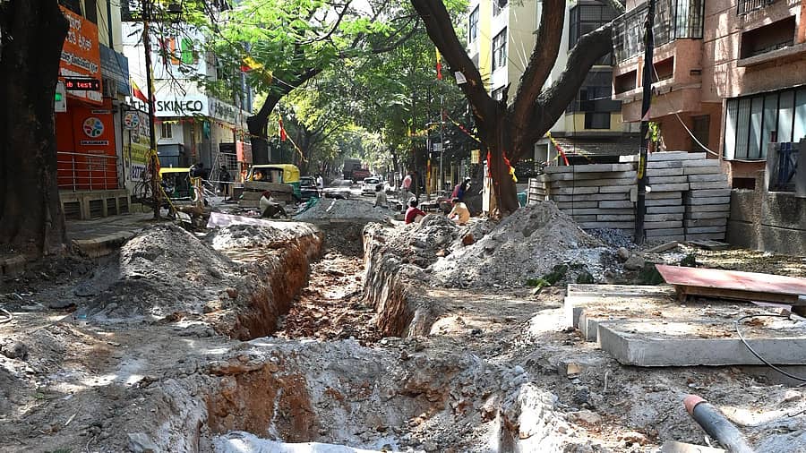 ಮಲ್ಲೇಶ್ವರದ ಎಂಟನೇ ಮುಖ್ಯರಸ್ತೆಯ 13ನೇ ಕ್ರಾಸ್‌ನ ರಸ್ತೆಯನ್ನು ಅಗೆದಿರುವುದು 
ಪ್ರಜಾವಾಣಿ ಚಿತ್ರ: ಕಿಶೋರ್ ಕುಮಾರ್ ಬೋಳಾರ್