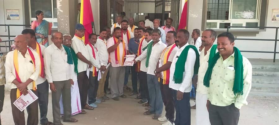 ವಿವಿಧ ಬೇಡಿಕೆಗಳ ಈಡೇರಿಕೆಗಾಗಿ ಆಗ್ರಹಿಸಿ ಕಸ್ತೂರಿ ಕರ್ನಾಟಕ ಜನಪರ ವೇದಿಕೆ ವತಿಯಿಂದ ಮದ್ದೂರಿನ ತಾಲ್ಲೂಕು ಕಚೇರಿಯ ಮುಂದೆ ಶುಕ್ರವಾರ ಪ್ರತಿಭಟನೆಯನ್ನು ನಡೆಸಲಾಯಿತು