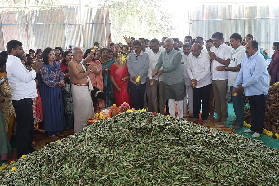 ಎಸ್.ಟಿ.ಸೋಮಶೇಖರ್ ಅವರೆಕಾಯಿ ರಾಶಿಗೆ ಪೂಜೆ ಸಲ್ಲಿಸಿ ಸಂಕ್ರಾಂತಿ ಉತ್ಸವಕ್ಕೆ ಚಾಲನೆ ನೀಡಿದರು. ಅನುಪಮಾ ಪಂಚಾಕ್ಷರಿ, ಸುಮಾ ಜನಾರ್ಧನ್, ಇ.ದೊಡ್ಡನಾಗಯ್ಯ, ಟಿ.ಎಲ್.ಕೆಂಪೇಗೌಡ, ಚಿಕ್ಕರಾಜು, ಮೈಲಸಂದ್ರ ನಾಗರಾಜು ಉಪಸ್ಥಿತರಿದ್ದರು