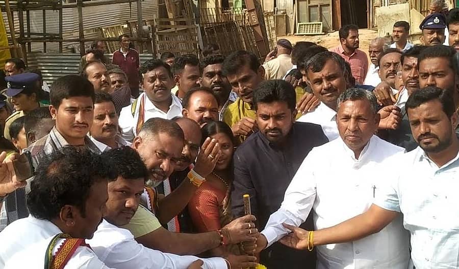 ದೊಡ್ಡಬಳ್ಳಾಪುರದ ಡಿ.ಕ್ರಾಸ್ ಸಮೀಪ ಶುಕ್ರವಾರ ನೇಕಾರರ ವಾಣಿಜ್ಯ ಮಳಿಗೆಗಳ ನಿರ್ಮಾಣ ಭವನಕ್ಕೆ ಜಿಲ್ಲಾ ಉಸ್ತುವಾರಿ ಸಚಿವ ಕೆ.ಎಚ್.ಮುನಿಯಪ್ಪ ಶಂಕುಸ್ಥಾಪನೆ ನರೆವೇರಿಸಿದರು