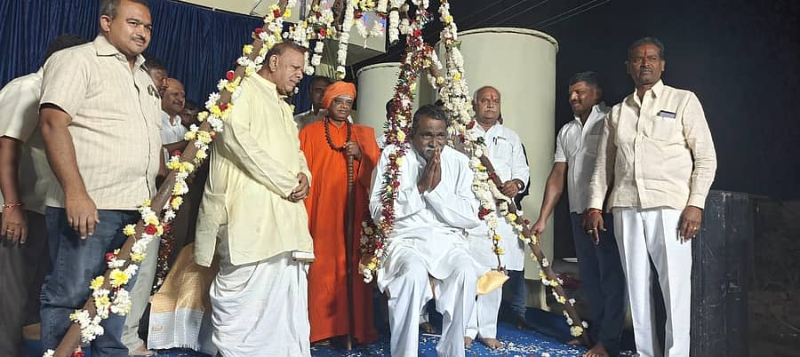 ಬಬಲೇಶ್ವರ ತಾಲ್ಲೂಕಿನ ಜೈನಾಪುರದಲ್ಲಿ ವೀರಭದ್ರೇಶ್ವರ ಜಾತ್ರಾ ಮಹೋತ್ಸವದಲ್ಲಿ ಸಮೀರವಾಡಿಯ ರಾಮನಗೌಡ ಪಾಟೀಲ ಅವರಿಗೆ ಸಚಿವ ಶಿವಾನಂದ ಪಾಟೀಲ ಮತ್ತು ರೈತರು ತುಲಾಭಾರ ನೆರವೇರಿಸಿದರು  