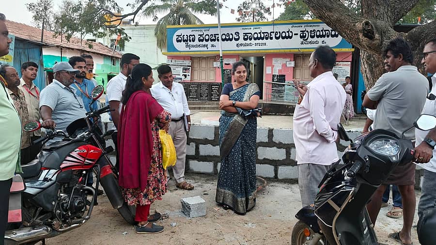 <div class="paragraphs"><p>ಹುಳಿಯಾರು ಪಟ್ಟಣ ಪಂಚಾಯಿತಿ ಮುಂದಿನ ಕಾಂಪೌಡ್‌ ಕಾಮಗಾರಿ ಪರಿಶೀಲಿಸಿದ ತಹಶೀಲ್ದಾರ್‌&nbsp;</p></div>