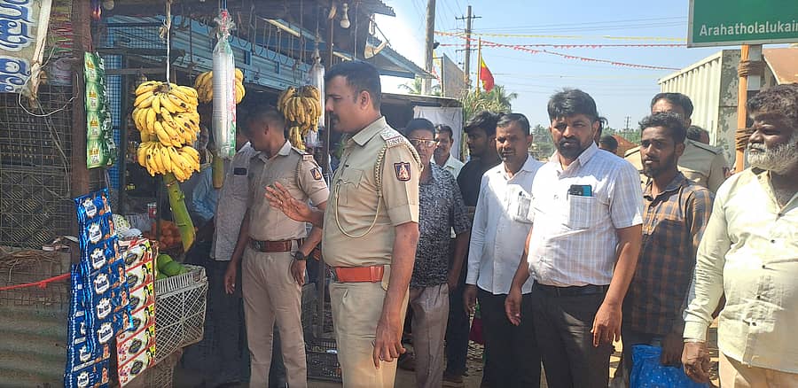 ಹೊಳೆಹೊನ್ನೂರು ಸಮೀಪದ ಅರಹತೊಳಲು ಕೈಮರ ಸರ್ಕಲ್‌ನಲ್ಲಿ ಅನಧಿಕೃತವಾಗಿ ನಿರ್ಮಾಣವಾಗಿರುವ ಅಂಗಡಿಗಳನ್ನು ತೆರವುಗೊಳಿಸುವಂತೆ ಪಿಐ ಶಿವಪ್ರಸಾದ್ ಅಂಗಡಿ ಮಾಲೀಕರಿಗೆ ಸೂಚಿಸಿದರು