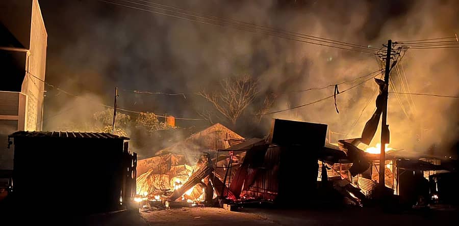 ಯಳಂದೂರು ತಾಲ್ಲೂಕಿನ ಬಿಳಿಗಿರಿಬೆಟ್ಟದ ರಥದ ಬೀದಿಯಲ್ಲಿ ಅಂಗಡಿಗಳು ಹೊತ್ತಿ ಉರಿದವು