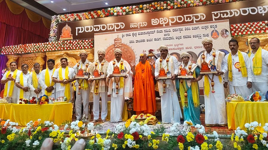 ಶ್ರೀರಾಮ ಕ್ಷೇತ್ರ ಮಹಾಸಂಸ್ಥಾನಮ್ ಟ್ರಸ್ಟಿಗಳಾಗಿ ಆಯ್ಕೆಯಾದವರಿಗೆ ಬ್ರಹ್ಮಾನಂದ ಸರಸ್ವತೀ ಸ್ವಾಮೀಜಿ ಸನ್ಮಾನಿಸಿದರು