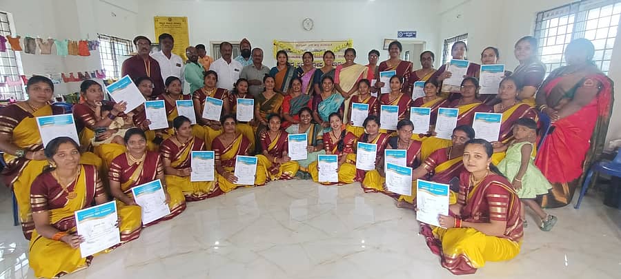 ಆನೇಕಲ್ ತಾಲ್ಲೂಕಿನ ಮರಸೂರು ಗ್ರಾಮದಲ್ಲಿ ಗ್ರಾಮ ಪಂಚಾಯಿತಿಯಿಂದ ಆಯೋಜಿಸಿದ್ದ ಹೊಲಿಗೆ ತರಬೇತಿ ಶಿಬಿರದ ಸಮಾರೋಪ ಸಮಾರಂಭದಲ್ಲಿ ಕಲಿಕಾರ್ಥಿಗಳಿಗೆ ಪ್ರಮಾಣಪತ್ರವನ್ನು ವಿತರಿಸಲಾಯಿತು