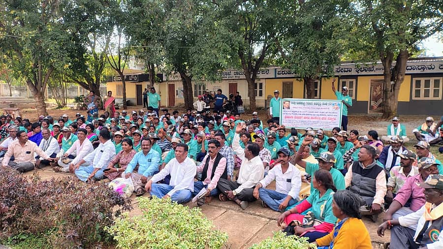 <div class="paragraphs"><p>ಜಿಲ್ಲಾ ಬುಡಕಟ್ಟು ಗಿರಿಜನ ಅಭಿವೃದ್ಧಿ ಸಂಘದ ಅಧ್ಯಕ್ಷ ಯು.ರಂಗೇಗೌಡ ಅವರ ಮೇಲೆ ಹಲ್ಲೆ ನಡೆಸಿರುವ ಆರೋಪಿಯನ್ನು ಬಂಧಿಸಬೇಕು ಹಾಗೂ ಹಾಡಿಗಳಲ್ಲಿ</p></div>