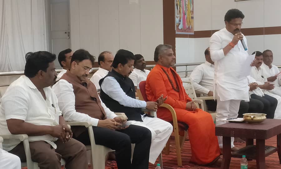 ಹರಿಹರ ತಾಲ್ಲೂಕಿನ ರಾಜನಹಳ್ಳಿ ಮಹರ್ಷಿ ವಾಲ್ಮೀಕಿ ಗುರುಪೀಠದಲ್ಲಿ ಗುರುವಾರ ಸಭೆ ನಡೆಯಿತು