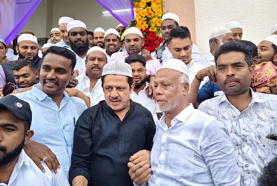 ಶ್ರೀನಿವಾಸಪುರ ತಾಲ್ಲೂಕಿನ ಲಕ್ಷ್ಮಿಪುರ ಗ್ರಾಮದಲ್ಲಿ ಶುಕ್ರವಾರ ನೂರಾನಿ ಮಸೀದಿ ಉದ್ಘಾಟನೆ ಕಾರ್ಯಕ್ರಮದಲ್ಲಿ ವಸತಿ ಸಚಿವ ಜಮೀರ್ ಅಹ್ಮದ್ ಖಾನ್ ಭಾಗವಹಿಸಿದ್ದರು