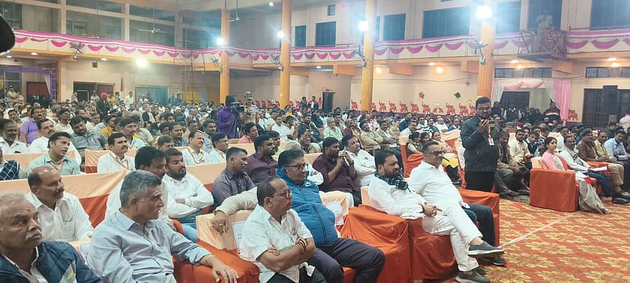 ಹುಮನಾಬಾದ್ ಪಟ್ಟಣದ ವೀರಭದ್ರೇಶ್ವರ ದೇವಸ್ಥಾನದಲ್ಲಿ ನಡೆದ ಪೂರ್ವಭಾವಿ ಸಭೆಯಲ್ಲಿ ಭಾಗವಹಿಸಿದ್ದ ಜನರು