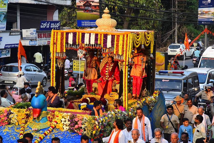ಶೀರೂರು ಮಠಾಧೀಶ ವೇದವರ್ಧನತೀರ್ಥ ಶ್ರೀಪಾದರನ್ನು ಮೆರವಣಿಗೆಯಲ್ಲಿ ಕರೆದೊಯ್ಯಲಾಯಿತು