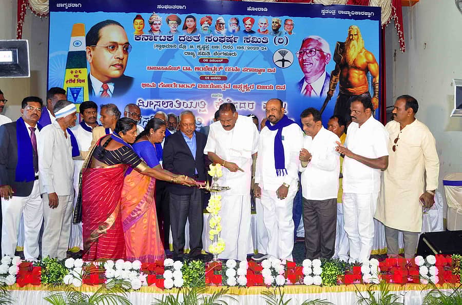 ಹಾಸನದ ಅಂಬೇಡ್ಕರ್ ಭವನದಲ್ಲಿ ಶುಕ್ರವಾರ ಆಯೋಜಿಸಿದ್ದ ರಾಜ್ಯಮಟ್ಟದ ವಿಚಾರ ಸಂಕಿರಣವನ್ನು ಶಾಸಕ ಕೆ.ಎಂ. ಶಿವಲಿಂಗೇಗೌಡ, ನಿವೃತ್ತ ನ್ಯಾಯಮೂರ್ತಿ ನಾಗಮೋಹನ್ ದಾಸ್ ಉದ್ಘಾಟಿಸಿದರು