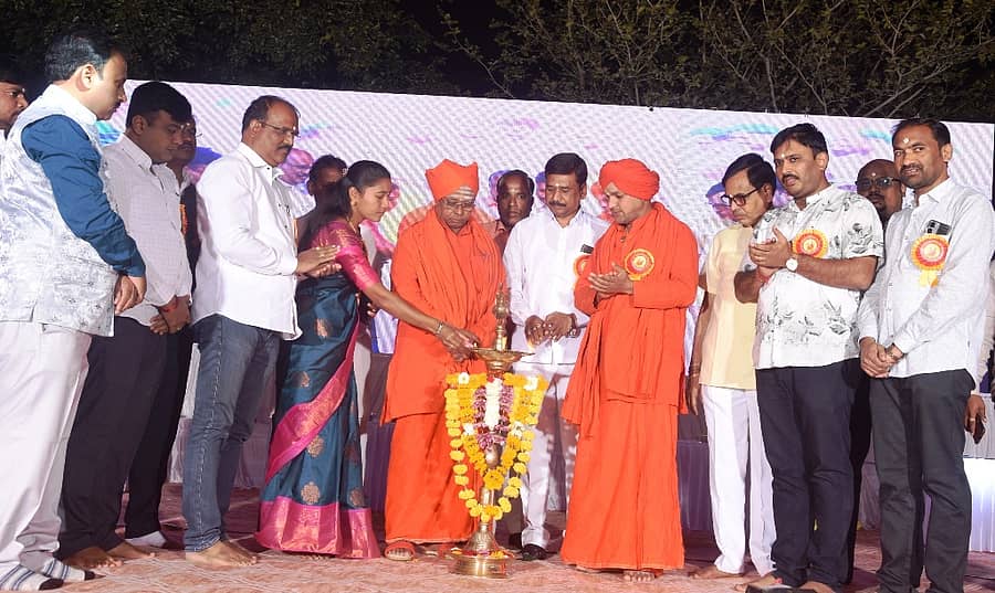 ಕಮಲನಗರ ಪಟ್ಟಣದ ಗುರು ಕಾರುಣ್ಯ ಪಬ್ಲಿಕ್‌ ಶಾಲೆಯ ಆವರಣದಲ್ಲಿ ಶುಕ್ರವಾರ ಸಂಜೆ ನಡೆದ 7ನೇ ಶಾಲಾ ವಾರ್ಷಿಕ ಸ್ನೇಹ ಸಮ್ಮೇಳನ ಕಾರ್ಯಕ್ರಮವನ್ನು ಬಸವಲಿಂಗ ಪಟ್ಟದ್ದೇವರು ಉದ್ಘಾಟಿಸಿದರು