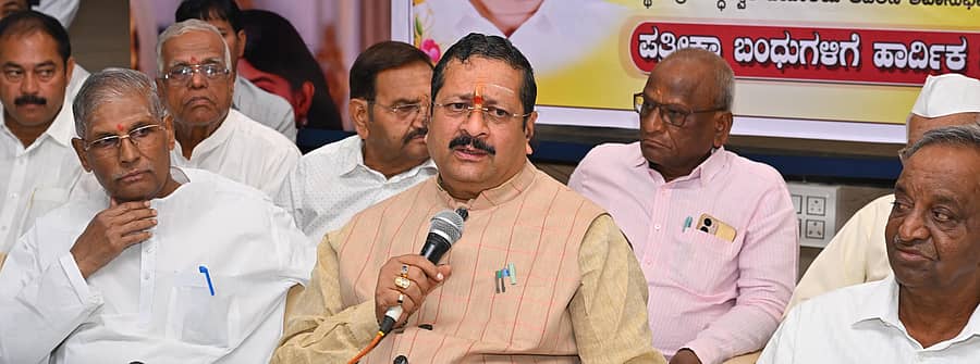 <div class="paragraphs"><p>ವಿಜಯಪುರ ನಗರದಲ್ಲಿ ಶನಿವಾರ ನಡೆದ ಜಾತ್ರೆಯ ಪೂರ್ವಭಾವಿ ಸಭೆಯಲ್ಲಿ ಶಾಸಕ ಬಸನಗೌಡ ಪಾಟೀಲ ಯತ್ನಾಳ ಮಾತನಾಡಿದರು. ಚೇರ್ಮನ್ ಬಸಯ್ಯ ಹಿರೇಮಠ‌, ಸಂಗು ಸಜ್ಜನ ಇದ್ದಾರೆ&nbsp;</p></div>