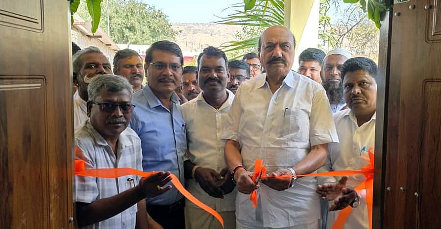 ರಾಮದುರ್ಗ ತಾಲ್ಲೂಕಿನ ಜಾಲಿಕಟ್ಟಿ ಗ್ರಾಮದಲ್ಲಿ ನಬಾರ್ಡ್‌ ಆರ್‌ಐಡಿಎಫ್‌ ಯೋಜನೆಯಡಿ ನಿರ್ಮಾಣಗೊಂಡ ನೂತನ ಕೊಠಡಿಗಳನ್ನು ವಿಧಾನ ಸಭೆಯ ಮುಖ್ಯ ಸಚೇತಕ ಅಶೋಕ ಪಟ್ಟಣ ಶುಕ್ರವಾರ ಉದ್ಘಾಟನೆ ಮಾಡಿದರು