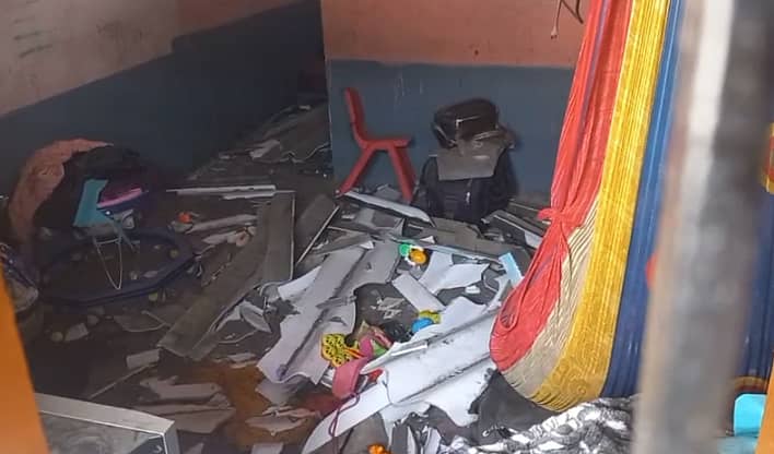 ಅಡುಗೆ ಅನಿಲ ಸೋರಿಕೆಯಿಂದ ಸಂಭವಿಸಿದ ಸ್ಫೋಟದಿಂದ ಚೆಲ್ಲಾಪಿಲ್ಲಿಯಾಗಿ ಬಿದ್ದಿರುವ ವಸ್ತುಗಳು 