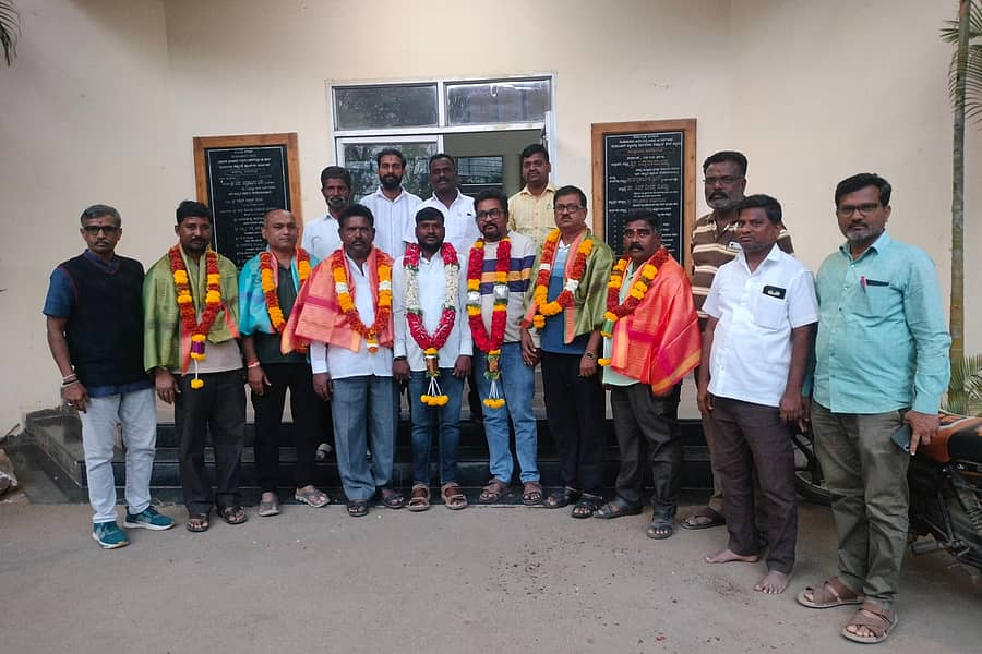 ಗುರುಮಠಕಲ್‌ ಪಟ್ಟಣದಲ್ಲಿ ಪತ್ರಕರ್ತರ ಧ್ವನಿ ಸಂಘಟನೆಗೆ ಆಯ್ಕೆಯಾದ ಅಧ್ಯಕ್ಷ, ಪ್ರಧಾನ ಕಾರ್ಯದರ್ಶಿ ಮತ್ತು ಮಾರ್ಗದರ್ಶಕರನ್ನು ಶನಿವಾರ ಸ್ನೇಹಿತರ ಬಳಗದಿಂದ ಸನ್ಮಾನಿಸಲಾಯಿತು 