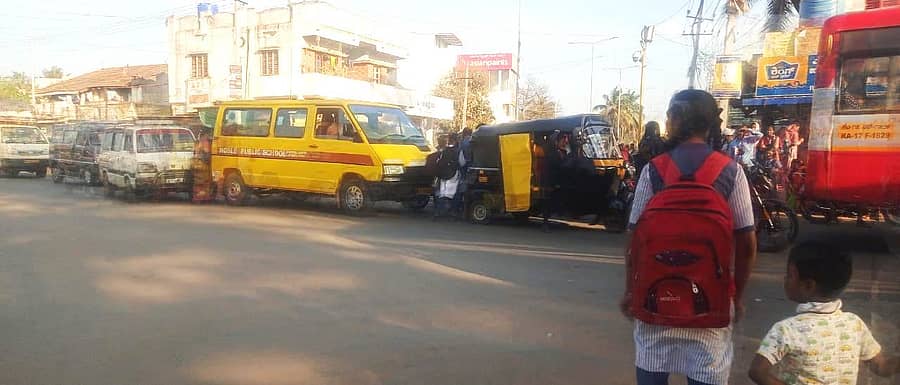 ರಟ್ಟೀಹಳ್ಳಿ ಪಟ್ಟಣದ ಭಗತಸಿಂಗ್ ವೃತ್ತದಲ್ಲಿ ಸಾಲುಗಟ್ಟಿ ನಿಂತಿರುವ ವಾಹನಗಳು