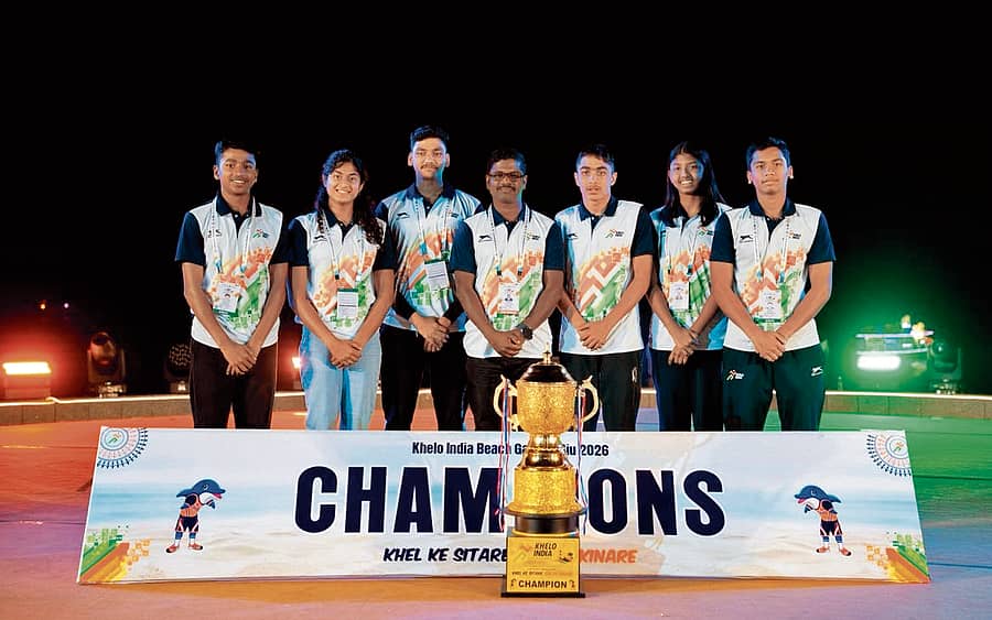 ಎರಡನೇ ಆವೃತ್ತಿಯ ಖೇಲೊ ಇಂಡಿಯಾ ಬೀಚ್ ಗೇಮ್ಸ್ ನಲ್ಲಿ ಸಮಗ್ರ ಪ್ರಶಸ್ತಿ ಗೆದ್ದ ಕರ್ನಾಟಕ ತಂಡದ ಸದಸ್ಯರು. ಎಡದಿಂದ: ಕನಿಷ್ಕ್ ಎಸ್.ಎ, ಅಶ್ಮಿತಾ ಚಂದ್ರ, ಪ್ರಶನ್ಸ್ ಎಚ್.ಎಂ, ಈಜು ಕೋಚ್ ರಾಜೇಶ್ ಆರ್, ದ್ರುಪದ್ ರಾಮಕೃಷ್ಣ, ಆಶ್ರಾ ಸುಧೀರ್ ಮತ್ತು ಅಕ್ಷಜ್ ಪಿ.