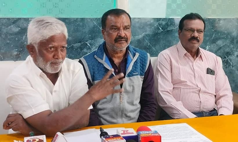 ರಾಮನಗರದ ಖಾಸಗಿ ಹೋಟೆಲ್ನಲ್ಲಿ ನಡೆದ ಸುದ್ದಿಗೋಷ್ಠಿಯಲ್ಲಿ ಕರ್ನಾಟಕ ರಾಜ್ಯ ಸರ್ಕಾರಿ ಎಸ್ಸಿ ಮತ್ತು ಎಸ್ಟಿ ನೌಕರರ ಸಮನ್ವಯ ಸಮಿತಿ ಅಧ್ಯಕ್ಷ ಡಿ. ಶಿವಶಂಕರ್ ಮಾತನಾಡಿದರು. ಹಿರಿಯ ಉಪಾಧ್ಯಕ್ಷ ಆರ್. ಮೋಹನ್, ಸ್ವಾಭಿಮಾನ ಸೇವಾ ಸಮಿತಿಯ ಬಸವರಾಜ್ ಇದ್ದಾರೆ