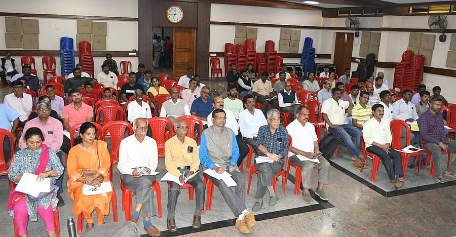 ಶಿವಮೊಗ್ಗದಲ್ಲಿ ಶನಿವಾರ ‘ಪ್ರಜಾವಾಣಿ’ ಸಹಯೋಗದಲ್ಲಿ ನಡೆದ ಕೆನರಾ ರೊಬೆಕೊ–ಮ್ಯೂಚುವಲ್ ಫಂಡ್ಸ್ ಸಂಸ್ಥೆಯ ಕಾರ್ಯಾಗಾರದಲ್ಲಿ ಪಾಲ್ಗೊಂಡಿದ್ದ ಆಸಕ್ತರು 