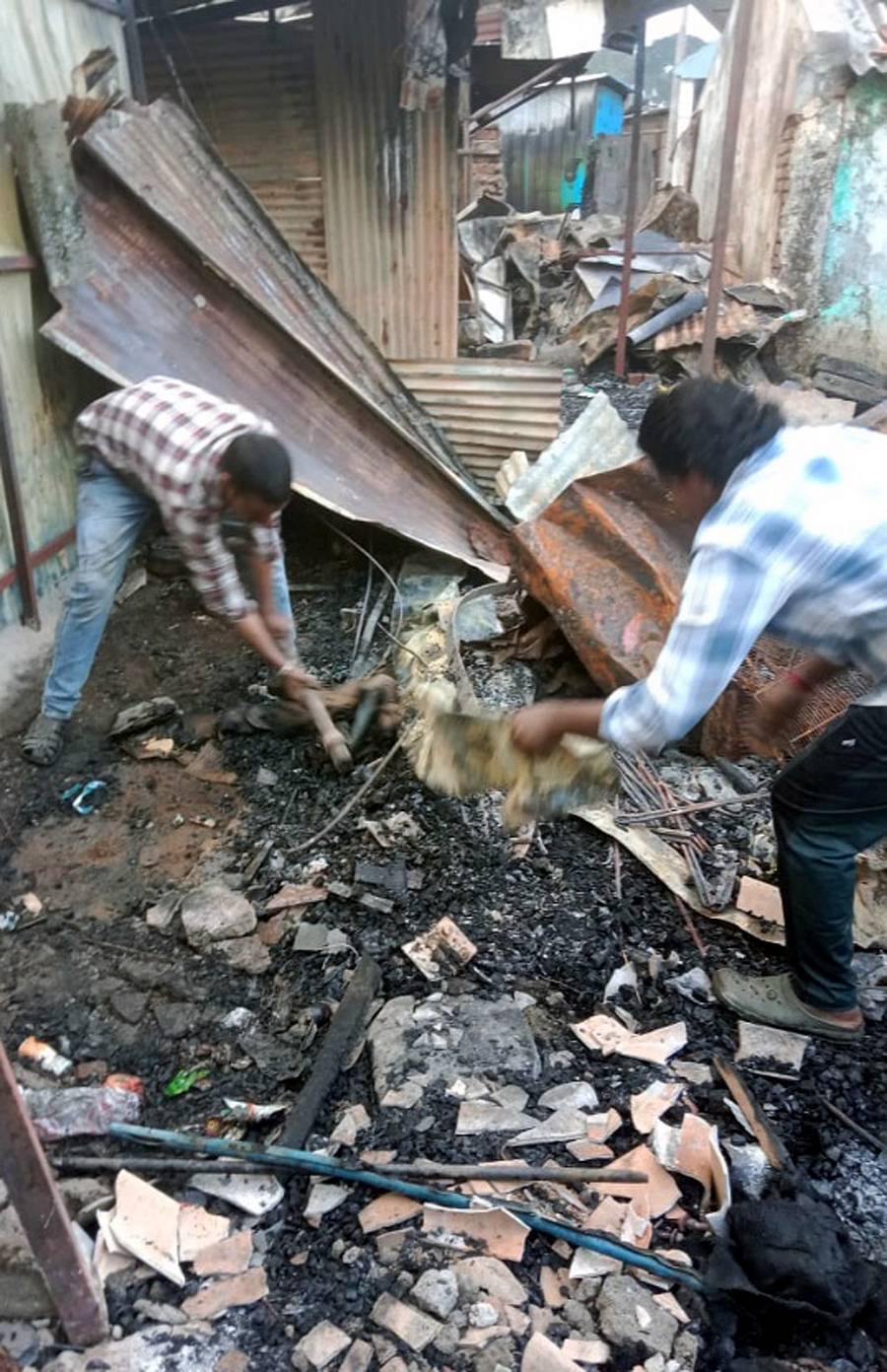 ಯಳಂದೂರು ತಾಲ್ಲೂಕಿನ ಬಿಳಿಗಿರಿಬೆಟ್ಟದಲ್ಲಿ ಶನಿವಾರ ಅಗ್ನಿ ಅನಾಹುತದಿಂದ ಸುಟ್ಟು ಭಸ್ಮವಾದ ಅಂಗಡಿ ಜಾಗದಲ್ಲಿ ಸ್ವಚ್ಛಗೊಳಿಸುವತ್ತ ಚಿತ್ತ ಹರಿಸಿದ ಸಂತ್ರಸ್ತರು