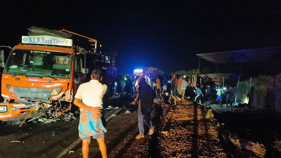 <div class="paragraphs"><p>ಹಿರಿಯೂರು ಬಳಿ ಲಾರಿ–ಕಾರು ಮುಖಾಮುಖಿ ಡಿಕ್ಕಿ: ಚಿತ್ರದುರ್ಗದ ನಾಲ್ವರು ಯುವಕರ ಸಾವು</p></div>