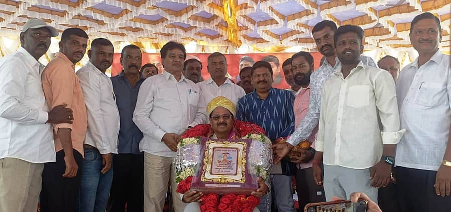 ಹುಣಸೂರು ತಾಲ್ಲೂಕಿನ ವಿನೋಬ ಕಾಲೋನಿಯಲ್ಲಿ ಶನಿವಾರ ಬೋವಿ ಸಮಾಜದವರಿಂದ ನೂತನವಾಗಿ ಆಯ್ಕೆಗೊಂಡ ಬೋವಿ ನಿಗಮ ಮಂಡಳಿ ಅಧ್ಯಕ್ಷ ರಾಮಪ್ಪ ಅವರನ್ನು ಮಾಜಿ ಶಾಸಕ ಎಚ್.ಪಿ. ಮಂಜುನಾಥ್‌ ಮತ್ತು ಸಮಾಜದ ಮುಖಂಡರು ಅಭಿನಂದಿಸಿ ಗೌರವಿಸಿದರು.