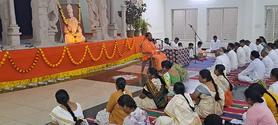 ಹಗರಿಬೊಮ್ಮನಹಳ್ಳಿಯ ರಾಷ್ಟ್ರೋತ್ಥಾನ ವಿದ್ಯಾಕೇಂದ್ರದಲ್ಲಿ ಆರಂಭಗೊಂಡ ವಿವೇಕ‌ ಸ್ಮರಣೆ ಕಾರ್ಯಕ್ರಮದಲ್ಲಿ ಹಾಲಸಿದ್ಧೇಶ್ವರ ಸ್ವಾಮೀಜಿ ಮಾತನಾಡಿದರು