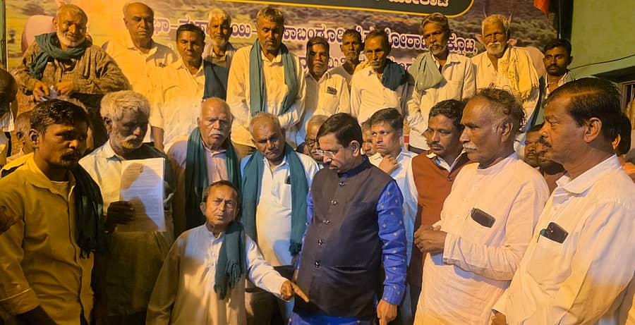 ನವಲಗುಂದ ಮಹದಾಯಿ ಹೋರಾಟ ವೇದಿಕೆಗೆ ಕೇಂದ್ರ ಸಚಿವ ಪ್ರಹ್ಲಾದ ಜೋಶಿ ಭೇಟಿ ನೀಡಿ ರೈತರಿಂದ ಮಾಹಿತಿ ನೀಡಿದರು