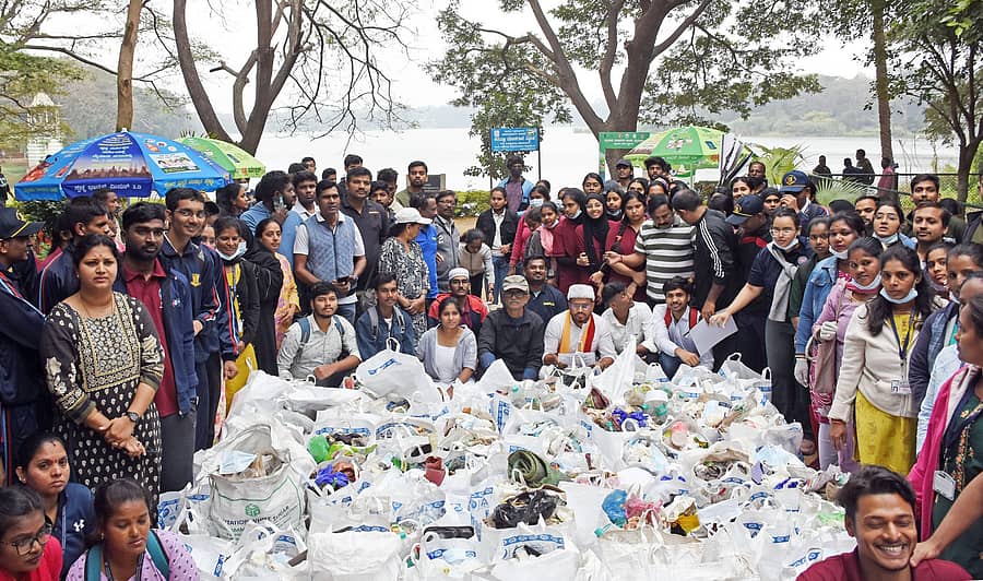 <div class="paragraphs"><p>ಮೈಸೂರಿನ ಕುಕ್ಕರಹಳ್ಳಿ ಕೆರೆಯಲ್ಲಿ ಶನಿವಾರ ನಡೆದ ಸ್ವಚ್ಛತಾ ಅಭಿಯಾನದಲ್ಲಿ ಸಂಗ್ರಹವಾದ ತ್ಯಾಜ್ಯದೊಂದಿಗೆ ಸ್ವಯಂಸೇವಕರು</p></div>