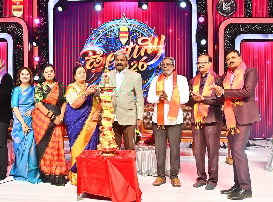 ದೇವರಾಜ ಅರಸು ಶಿಕ್ಷಣ ಸಂಸ್ಥೆ ಆವರಣದಲ್ಲಿ ಶನಿವಾರ ಆರಂಭಗೊಂಡ ‘ಡೆಸ್ಟಿನಿ–2026’ ಸಾಂಸ್ಕೃತಿಕ ಉತ್ಸವಕ್ಕೆ ಸಂಸ್ಥೆಯ ಸ್ಥಾಪಕ, ಶಾಸಕ ಎಂ.ಚಂದ್ರಪ್ಪ ಹಾಗೂ ಸಂಸ್ಥೆಯ ಆಡಳಿತಾಧಿಕಾರಿ ಎಚ್‌.ಚಂದ್ರಕಲಾ ಚಾಲನೆ ನೀಡಿದರು 