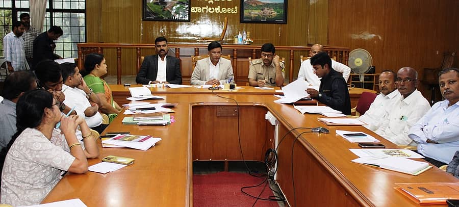 ಬಾಗಲಕೋಟೆಯ ಜಿಲ್ಲಾಧಿಕಾರಿ ಕಚೇರಿಯಲ್ಲಿ ಚಾಲುಕ್ಯ ಉತ್ಸವದ ಪೂರ್ವ ಸಿದ್ಧತಾ ಸಭೆ ಶುಕ್ರವಾರ ಜರುಗಿತು
