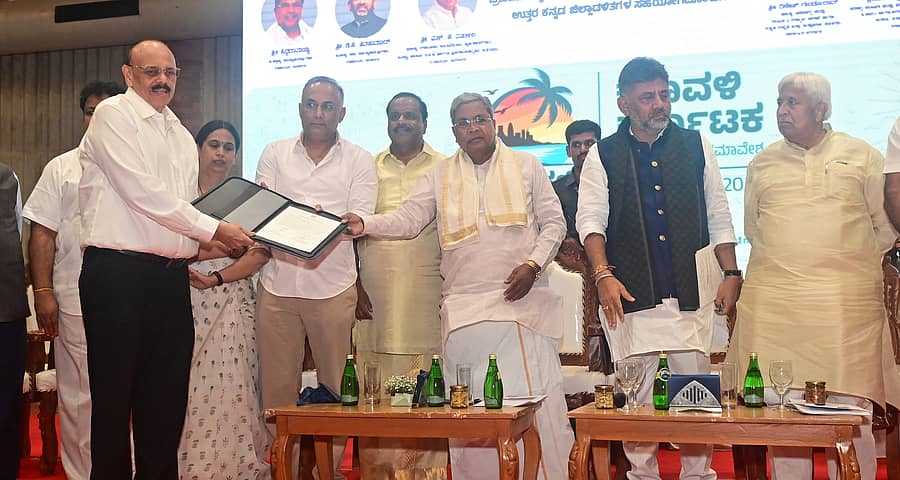 <div class="paragraphs"><p>ಮಂಗಳೂರಿನಲ್ಲಿ ಶನಿವಾರ ಏರ್ಪಡಿಸಿದ್ದ ಕರಾವಳಿ ಕರ್ನಾಟಕ ಪ್ರವಾಸೋದ್ಯಮ ಸಮಾವೇಶದಲ್ಲಿ ಮುಖ್ಯಮಂತ್ರಿ ಸಿದ್ದರಾಮಯ್ಯ ಅವರು ಉದ್ಯಮಿ ಎ.ಜೆ.ಶೆಟ್ಟಿ ಅವರಿಗೆ ಒಪ್ಪಂದ ಪತ್ರ ಹಸ್ತಾಂತರಿಸಿದರು. </p></div>