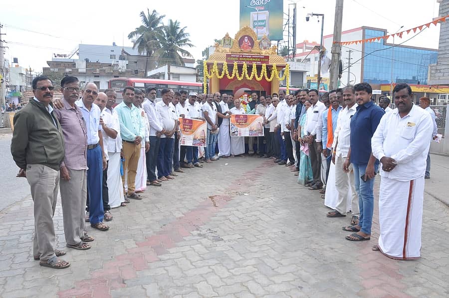 ಸುತ್ತೂರು ಜಾತ್ರಾ ಮಹೋತ್ಸವದ ಪ್ರಚಾರ ರಥಕ್ಕೆ ಕೊಳ್ಳೇಗಾಲ ಅಖಿಲ ಭಾರತ ವೀರಶೈವ ಲಿಂಗಾಯತ ಮಹಾಸಭಾ ಪದಾಧಿಕಾರಿಗಳು ಹಾಗೂ ವಿವಿಧ ಸಮಾಜದ ಮುಖಂಡರು ಶನಿವಾರ ಅದ್ದೂರಿಯಾಗಿ ಸ್ವಾಗತಿಸಿದರು