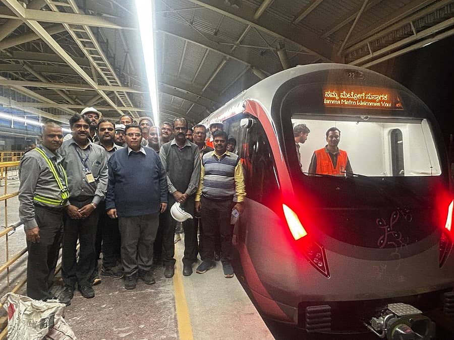 ನಮ್ಮ ಮೆಟ್ರೊ ಗುಲಾಬಿ ಮಾರ್ಗದಲ್ಲಿ ರೋಲಿಂಗ್‌ ಸ್ಟಾಕ್‌ ಪರೀಕ್ಷೆ ನಡೆಸಲು ಸಜ್ಜಾಗಿರುವ ಬಿಎಂಆರ್‌ಸಿಎಲ್‌ ಸಿಬ್ಬಂದಿ