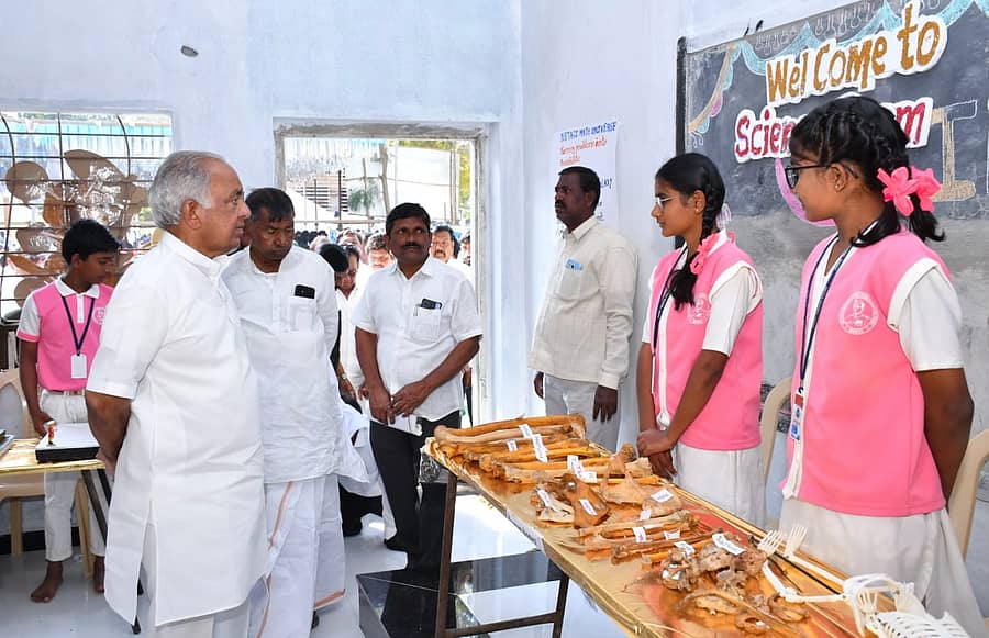 ಮಾನ್ವಿ ಪಟ್ಟಣದ ನೇತಾಜಿ ಶಿಕ್ಷಣ ಸಂಸ್ಥೆಯಲ್ಲಿ ಶನಿವಾರ ಸಚಿವ ಬೋಸರಾಜು ಹಾಗೂ ಶಾಸಕ ಜಿ.ಹಂಪಯ್ಯ ನಾಯಕ ವಿಜ್ಞಾನ ವಸ್ತು ಪ್ರದರ್ಶನದ ಮಾದರಿಗಳನ್ನು ವೀಕ್ಷಿಸಿದರು