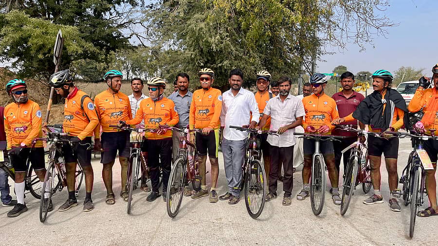 ಸೈದಾಪುರ ಪಟ್ಟಣದ ರಾಜ್ಯಾದ್ಯಂತ ಕೈಗೊಂಡಿರುವ ಸ್ವದೇಶಿ ಜಾಗೃತಿ ಸೈಕಲ್ ಜಾಥಾಕ್ಕೆ ಪಟ್ಟಣದಲ್ಲಿ ವಿವಿಧ ಸಂಘ ಸಂಸ್ಥೆಗಳು ಮತ್ತು ಯುವಕರು ಅದ್ದೂರಿಯಾಗಿ ಸ್ವಾಗತ ಕೋರಲಾಯಿತು