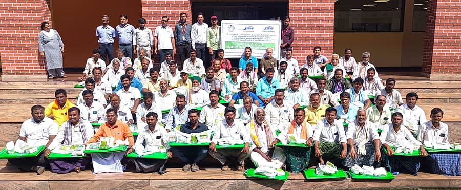 ಸಂಡೂರು ತಾಲ್ಲೂಕಿನ ತೋರಣಗಲ್ಲು ಗ್ರಾಮದ ಜಿಂದಾಲ್‌ ಓಪಿಜೆ ಕೇಂದ್ರದಲ್ಲಿ ರೈತರಿಗೆ ಕೃಷಿ ಪರಿಕರಗಳ ಕಿಟ್ ಶನಿವಾರ ವಿತರಣಾ ಕಾರ್ಯಕ್ರಮ ನಡೆಯಿತು