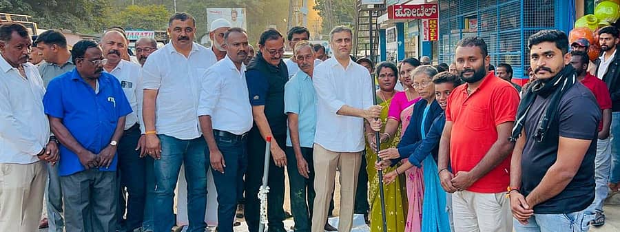 ಗೋಣಿಕೊಪ್ಪಲು ಭಾಗದ ವಿವಿಧ ಅಭಿವೃದ್ಧಿ ಕಾಮಗಾರಿಗಳಿಗೆ ಭೂಮಿ ಪೂಜೆ ನೆರವೇರಿಸಿದರು. ಚೆಪ್ಪುಡೀರ ಅರುಣ್ ಮಾಚಯ್ಯ, ಬ್ಲಾಕ್ ಅಧ್ಯಕ್ಷರಾದ ಮೀದೇರಿರ ನವೀನ್, ತಾಲ್ಲೂಕು ಕಾಂಗ್ರೆಸ್ ಪ್ರಚಾರ ಸಮಿತಿ ಅಧ್ಯಕ್ಷ ಟಾಟು ಮೊಣ್ಣಪ್ಪ, ವಲಯ ಅಧ್ಯಕ್ಷ ನವೀನ್, ದೇವರಪುರ ವಲಯ ಅಧ್ಯಕ್ಷ ಬಸಂತ್ ಇದ್ದಾರೆ